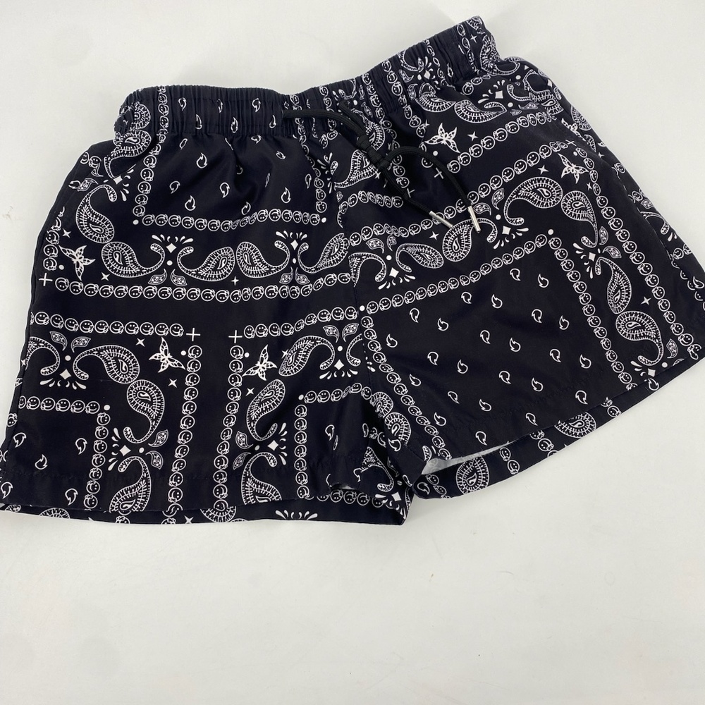 Pre-owned boys’ trendy shorts in good used condition.